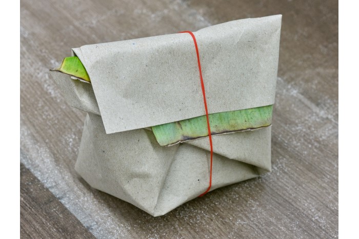 Bungkusan daun pisang dan kertas licin ini digunakan untuk dibawa pulang dan disebut sebagai nasi bungkus.